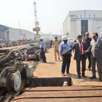 रक्षा राज्य मंत्री ने जहाजों की गुणवत्ता और समय पर डिलीवरी के लिए जीएसएल की सराहना की 3
